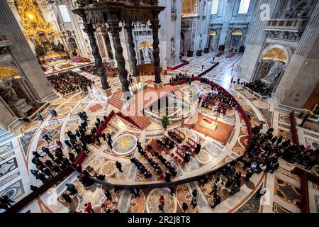 Il corpo di Papa Emerito Benedetto XVI, sdraiato in Stato a San Basilica di Pietro in Vaticano, 3 gennaio 2023, Vaticano, Roma, Lazio, Italia, Europa Foto Stock