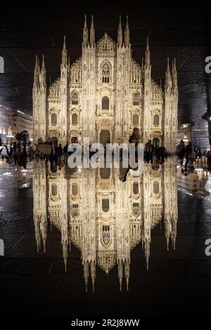 Una delle cattedrali più grandi del mondo, il Duomo di Milano. Foto Stock