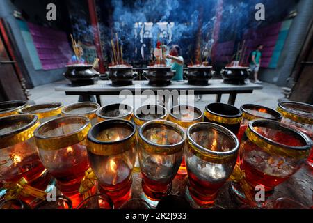 Il Tempio di Thien Hau, il tempio taoista più famoso di Cholon, candele rosse e bastoni di incenso su una pentola di bastone di joss bruciata per rispettare il Buddha Foto Stock