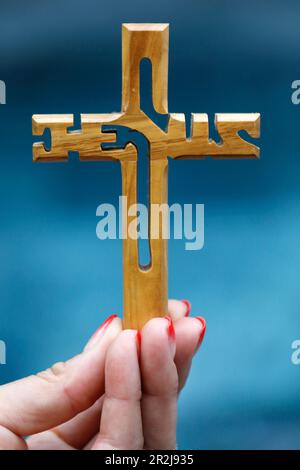 Donna che tiene una croce cristiana di legno con il nome di Gesù, simbolo di religione e fede, Vietnam, Indocina, Asia sudorientale, Asia Foto Stock