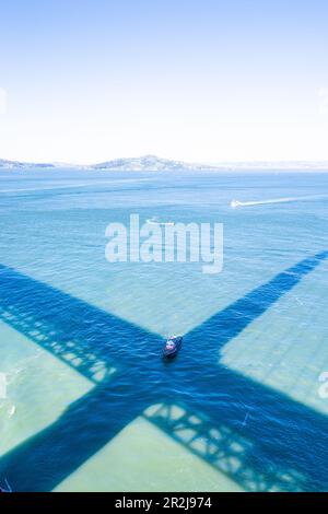Vista dall'iconico ponte Golden Gate sull'acqua. Foto Stock