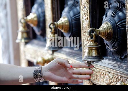 Sri Veeramakaliamman tempio indù, porta del tempio con campane, Singapore, Sud-est asiatico Foto Stock