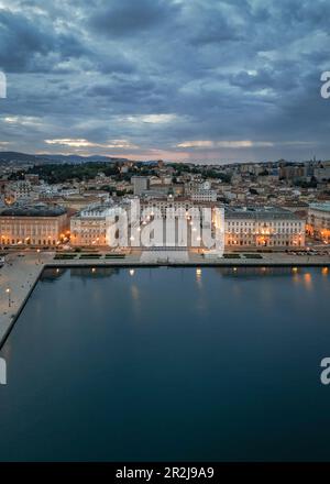 Vista sui tetti e Piazza dell'unità d'Italia a Trieste, Friuli Venezia Giulia, Italia Foto Stock
