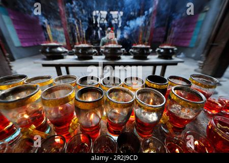 Il Tempio di Thien Hau, il tempio taoista più famoso di Cholon, candele rosse e bastoni di incenso su una pentola di bastone di joss bruciata per rispettare il Buddha Foto Stock