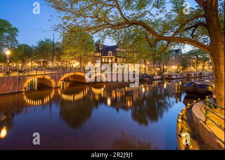 Keizersgracht al crepuscolo, Amsterdam, Benelux, Benelux, Olanda settentrionale, Noord-Holland, Paesi Bassi Foto Stock