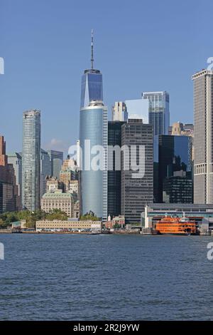 Vista del terminal dei traghetti di Staten Island (a destra), dell'edificio degli uffici della 17 state Street e dietro l'One World Trace Center, Manhattan, New York, N. Foto Stock