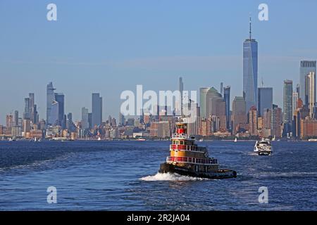 Rimorchiatore nel porto di New York con lo skyline del quartiere finanziario e i cantieri Hudson a sinistra, Manhattan, New York, New York, USA Foto Stock