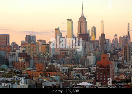 Vista dal lato Lower East dello skyline di Midtown con l'Empire state Building, Manhattan, New York, New York, USA Foto Stock
