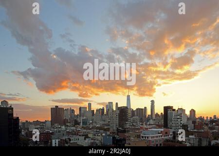 Vista dello skyline del quartiere finanziario dal Lower East Side, Manhattan, New York, New York, USA Foto Stock