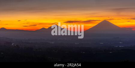 Vista del Monte Batur e del Monte Agung all'alba, Bali, Indonesia, Asia sudorientale e Asia Foto Stock