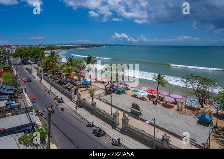 Vista della spiaggia di Kuta e del mare dal tetto dell'hotel, Kuta, Bali, Indonesia, Asia sudorientale, Asia Foto Stock
