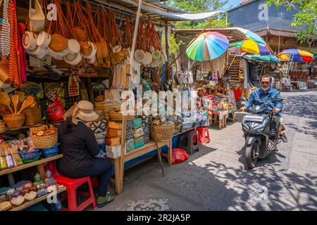 Bancarelle di souvenir sulla strada a Ubud, Ubud, Kabupaten Gianyar, Bali, Indonesia, Asia sud-orientale, Asia Foto Stock