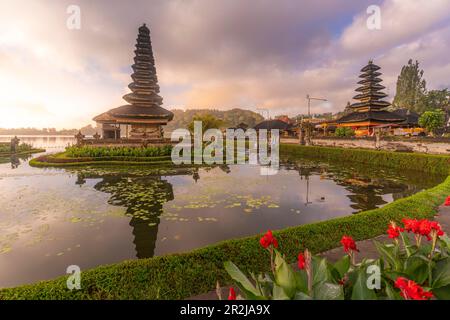 Vista del tempio di Ulun Danu Beratan sul lago Bratan all'alba, Bali, Indonesia, Asia sudorientale e Asia Foto Stock