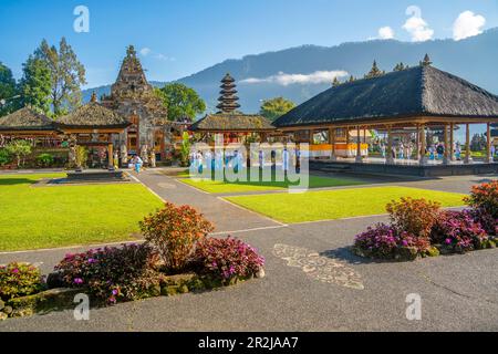 Vista del tempio di Ulun Danu Beratan sul lago Bratan, Bali, Indonesia, Asia sudorientale e Asia Foto Stock