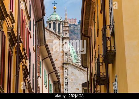 Vista lungo le strette stradine del centro storico di Como verso il Duomo e le montagne circostanti, il Lago di Como, Italia Foto Stock