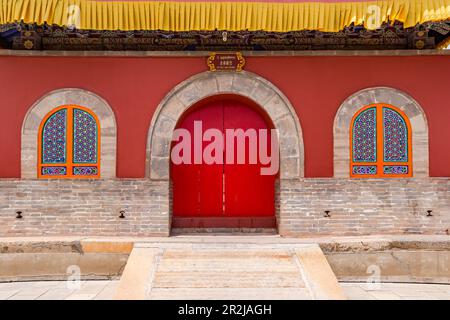 Edificio simmetrico della residenza dei sommi sacerdoti nel Monastero di Kumbum Champa Ling vicino a Xining, Cina Foto Stock