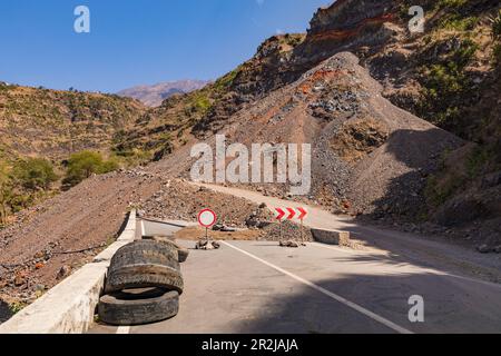 Una strada di catrame termina bruscamente con un cartello come una frana di roccia lavica blocca la strada, Fogo Island, Capo Verde Foto Stock