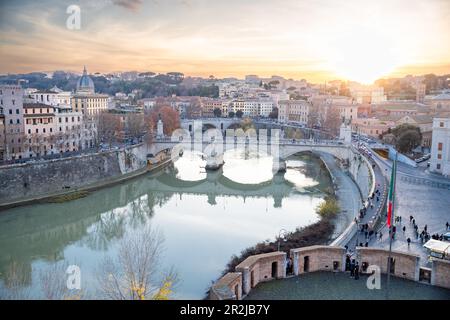 Vista sul fiume Tevere della città di Roma vista dal Castel Sant'Angelo Foto Stock