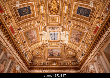 Soffitti dipinti di epoca romana all'interno del Castel Sant'Angelo a Roma Foto Stock