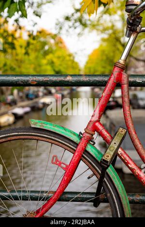 Bicicletta parcheggiata sopra uno dei cammelli di Amsterdam Foto Stock