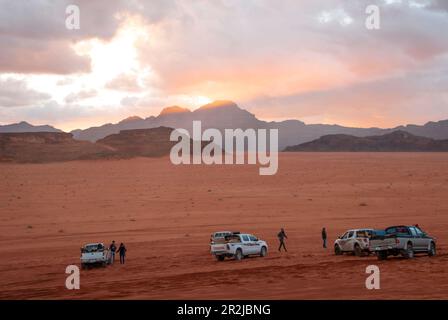 Avventure safari jeep auto nel deserto di Wadi Rum, Giordania, Medio Oriente, conosciuta come la Valle della Luna. Sabbie rosse, cielo con foschia. Designazione come UNESCO Foto Stock