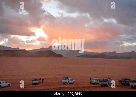 Avventure safari jeep auto nel deserto di Wadi Rum, Giordania, Medio Oriente, conosciuta come la Valle della Luna. Sabbie rosse, cielo con foschia. Designazione come UNESCO Foto Stock