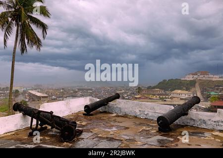 Vista di Elmina e del Forte São Jago da Mina dal Castello di Elmina a Elmina, sulla Gold Coast nella regione centrale del Ghana meridionale, in Africa occidentale Foto Stock