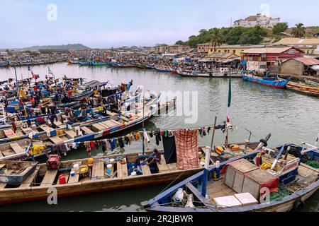 Porto di pescatori di Elmina guardando verso la fortezza di São Jago da Mina nella regione centrale del Ghana occidentale in Africa occidentale Foto Stock