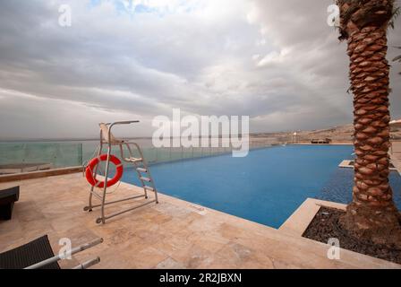 Piscina del resort dell'hotel, Mar Morto. Giordania Foto Stock