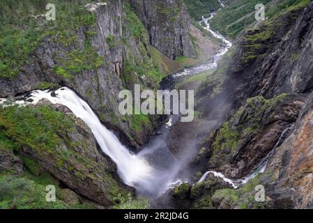 Una delle cascate più alte della Norvegia. Foto Stock