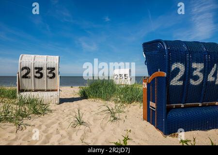 Sedie a sdraio sulla spiaggia sabbiosa, Hooksiel, Frisia orientale, bassa Sassonia, Mare del Nord, Germania Foto Stock