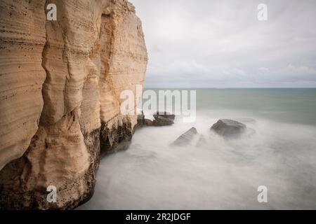 Surf mediterraneo alle grotte Rosh Hanikra al confine con Libano, Israele, Medio Oriente, Asia Foto Stock