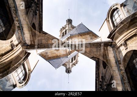 Doppia esposizione dell'Eglise Saint-Laurent visto dalla Rue du Faubourg Saint-Martin a Parigi, Francia. Foto Stock