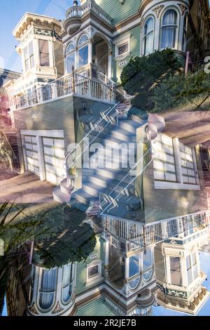 Doppia esposizione di un colorato edificio residenziale in legno di stile Vittoriano in Steiner Street a San Francisco, California. Queste case sono conosciute come th Foto Stock