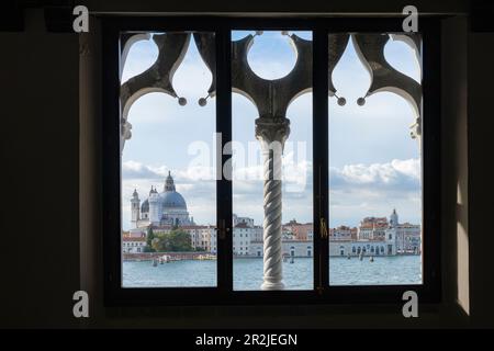 Vista dalla finestra di Venezia dalla Casa dei tre OCI in Giudecca, Venezia, Veneto, Italia, Europa Foto Stock