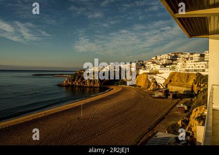 Praia do Peneco e l'ascensore per il centro storico alla luce del sole del mattino, Albufeira, Algarve, Portogallo Foto Stock