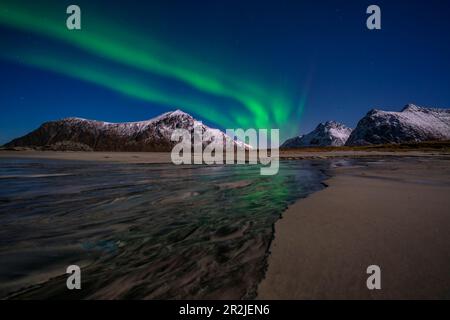 Aurora Borealis sulla spiaggia di Skagsanden, Lofoten, Norvegia. Foto Stock