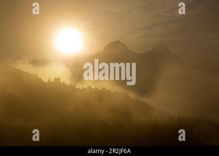 Vista dallo Schachentor alle vette di Königshaus am Schachen, Hochblassen e Alpspitze, Wetterstein, Baviera, Germania Foto Stock