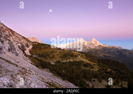 Vista dallo Schachentor alle vette di Königshaus am Schachen, Hochblassen e Alpspitze, Wetterstein, Baviera, Germania Foto Stock