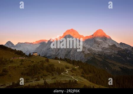 Vista dallo Schachentor alle vette di Königshaus am Schachen, Hochblassen e Alpspitze, Wetterstein, Baviera, Germania Foto Stock