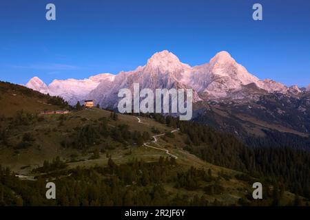 Vista dallo Schachentor alle vette di Königshaus am Schachen, Hochblassen e Alpspitze, Wetterstein, Baviera, Germania Foto Stock