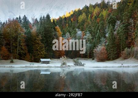 Hütte am Ferchensee, vicino a Mittenwald, Wetterstein, Baviera, Germania Foto Stock