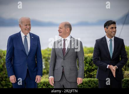 Hiroshima, Giappone. 20th maggio, 2023. Il cancelliere tedesco OLAF Scholz (DOCUP, M) si trova tra Joe Biden, presidente degli Stati Uniti, E Rishi Sunak, primo Ministro del Regno Unito, durante la foto di gruppo dei leader del G7 prima della loro cena di lavoro sulla sicurezza economica durante il Summit del G7 al Grand Prince Hotel di Hiroshima, Giappone occidentale. Credit: Michael Kappeler/dpa/Alamy Live News Foto Stock