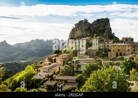 Pittoresco villaggio di montagna, la Roque-Alric, Dentelles de Montmirail, Vaucluse Dipartimento, Provenza, Provenza-Alpi-Côte Azzurra, Francia Foto Stock