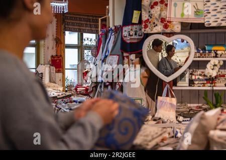 Riflessione di coppia in un negozio di artigianato nella città vecchia, Tallinn, Harju County, Estonia, Europa Foto Stock