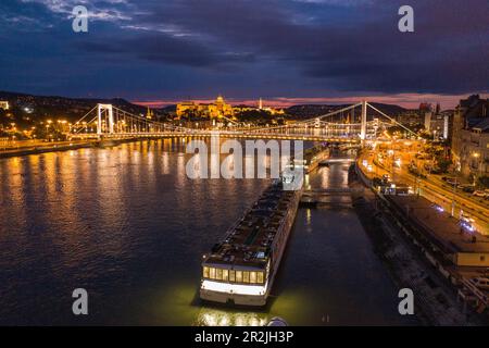 Vista aerea dalla nave da crociera Excellence Empress (agenzia turistica Mittelthurgau) che si affaccia sul Ponte delle catene di Szechenyi sul Danubio e sul Bastione dei pescatori di notte, Budapest, Pest, Ungheria, Europa Foto Stock