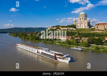 Veduta aerea della nave da crociera fluviale Excellence Empress (agenzia di viaggi Mittelthurgau) sul Danubio con la Basilica di Esztergom, Esztergom, Komárom-Esztergom, Foto Stock