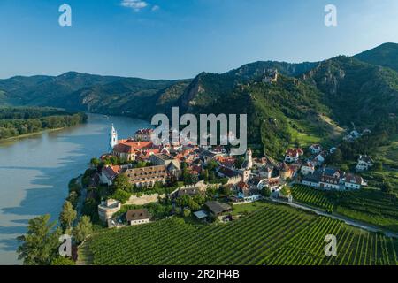 Veduta aerea della pittoresca città di Dürnstein lungo il Danubio con le rovine del castello di Burgruine Dürnstein, Dürnstein, Wachau, bassa Austria, Austria, UE Foto Stock