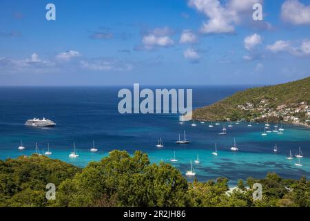 Vista su World Voyager (Nicko Cruises) nave da crociera spedizione e barche a vela nel porto, Port Elizabeth, Bequia Island, Grenadine, Saint Vincent e The Foto Stock