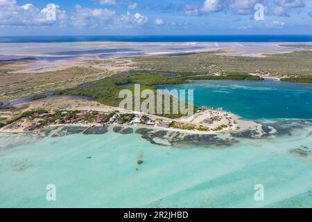 Veduta aerea di Lac Bay con saline in lontananza, Sorobon, Bonaire, Antille Olandesi, Caraibi Foto Stock